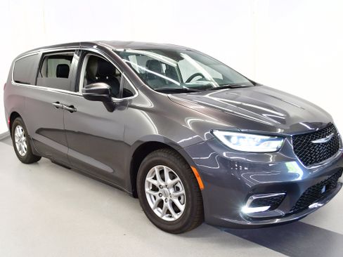 Used 2023 Chrysler Pacifica Touring-L FWD image 2