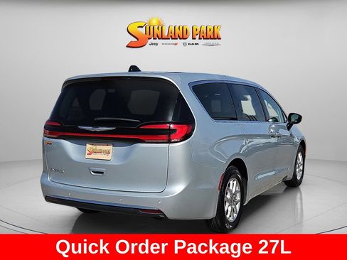 Certified 2024 Chrysler Pacifica Touring-L FWD image 5