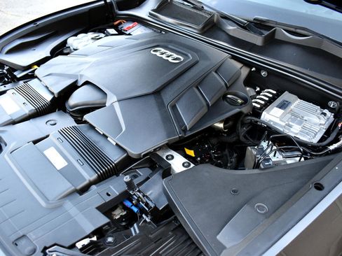 Used 2019 Audi Q8 Prestige w/ Luxury Package image 51