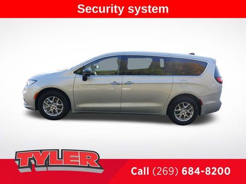 New 2026 Chrysler Pacifica Select image 4