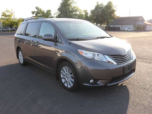 Used 2013 Toyota Sienna XLE AWD/4WD image 3