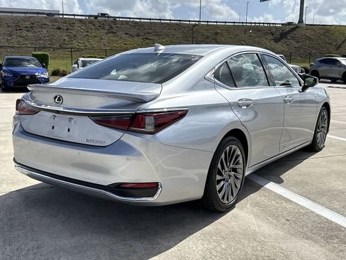 Used 2024 Lexus ES 300h Ultra Luxury w/ Accessory Package (Z2) image 11