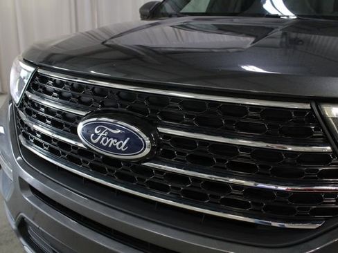 Used 2020 Ford Explorer XLT w/ Equipment Group 202A AWD/4WD image 32