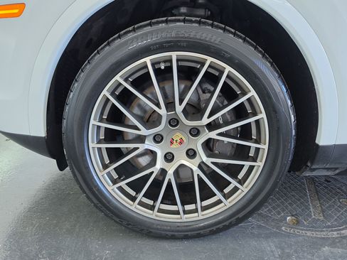 Used 2022 Porsche Cayenne Coupe AWD/4WD image 35