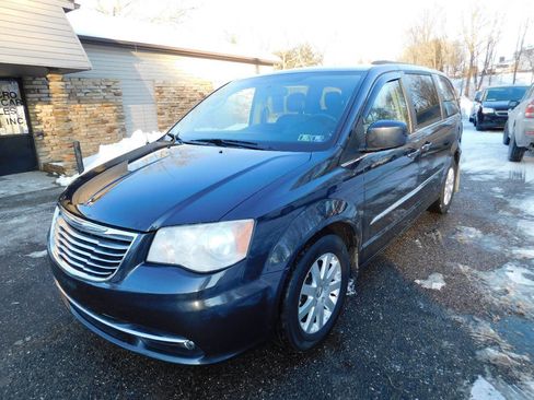 Used 2014 Chrysler Town & Country Touring image 4