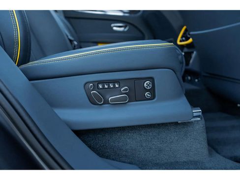 Used 2025 Bentley Bentayga image 40