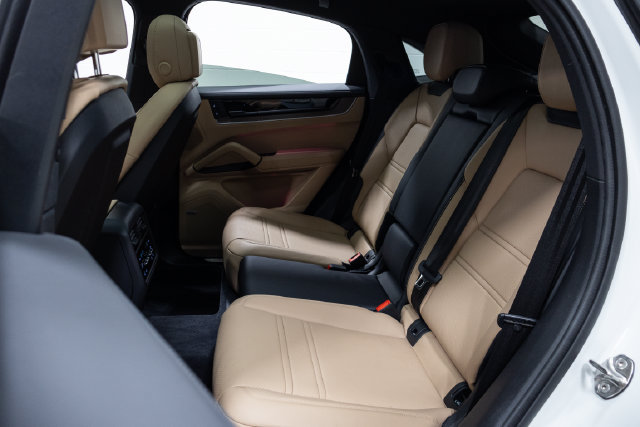 Used 2024 Porsche Cayenne Coupe AWD/4WD image 23
