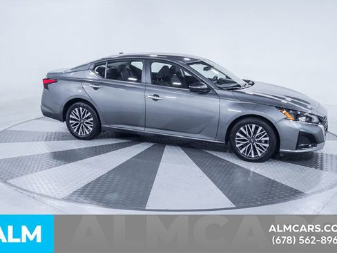 Used 2025 Nissan Altima 2.5 SV FWD image 13