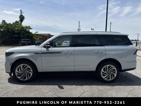 New 2026 Lincoln Navigator Reserve AWD/4WD image 4