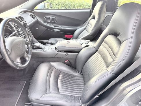 Used 2004 Chevrolet Corvette Coupe w/ Preferred Equipment Group RWD image 19