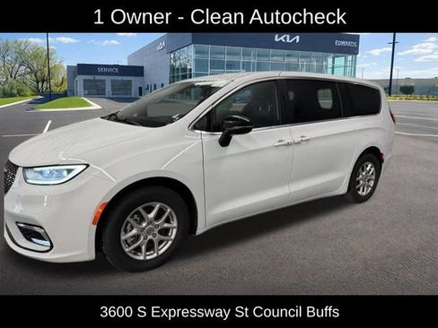 Used 2024 Chrysler Pacifica Touring FWD image 2