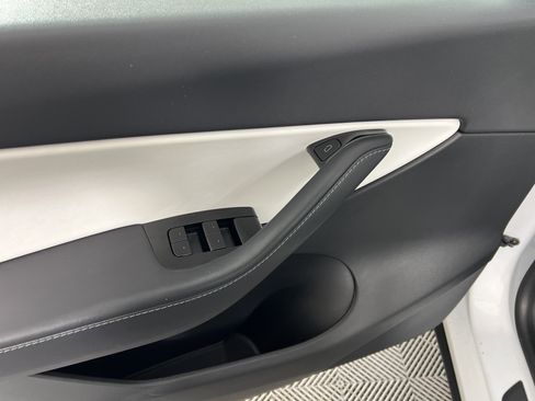 Used 2021 Tesla Model Y Long Range image 16