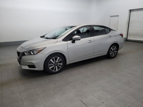 Used 2020 Nissan Versa SV image 2