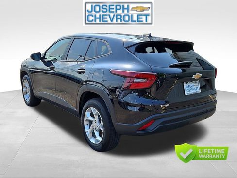 Used 2024 Chevrolet Trax LS w/ LS Convenience Package FWD image 3