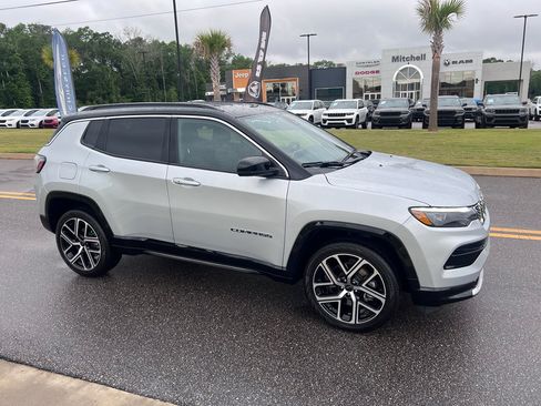 Certified 2025 Jeep Compass Limited w/ Elite Group AWD/4WD image 3