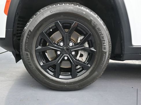 Used 2024 Jeep Grand Cherokee L Altitude AWD/4WD image 10