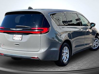 Used 2025 Chrysler Pacifica Select
