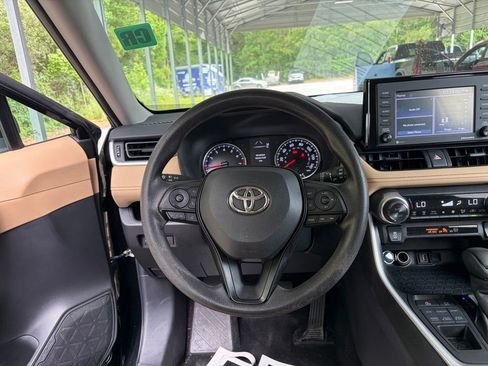 Used 2022 Toyota RAV4 XLE AWD/4WD image 6