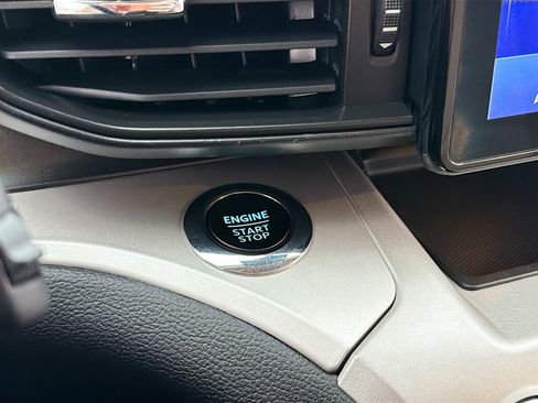Used 2023 Ford Explorer XLT AWD/4WD image 9