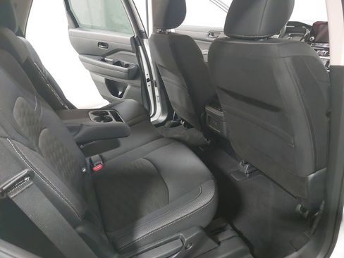 Used 2025 Nissan Pathfinder SV image 11