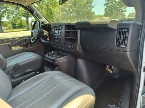Used 2017 Chevrolet Express 2500 RWD image 18