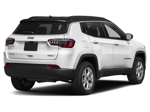 Used 2025 Jeep Compass Latitude AWD/4WD image 2
