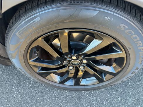 Used 2017 Land Rover Discovery HSE image 13