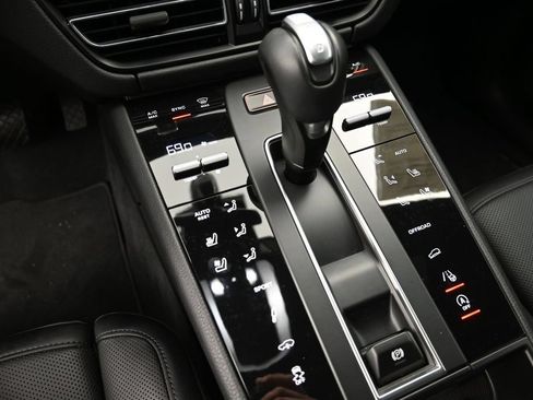 Certified 2025 Porsche Macan AWD/4WD image 15