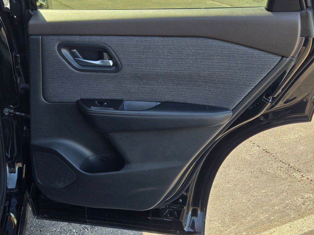 Used 2023 Nissan Rogue SV FWD image 9