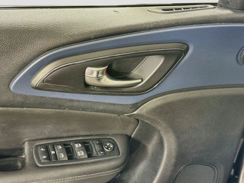 Used 2015 Chrysler 200 S w/ Comfort Group FWD image 11