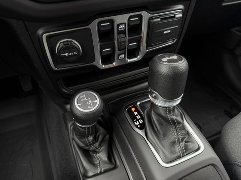 New 2026 Jeep Wrangler Unlimited Sahara w/ Technology Group AWD/4WD image 15