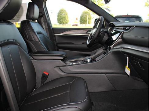 New 2025 Jeep Grand Cherokee Limited w/ Luxury Tech Group II image 30