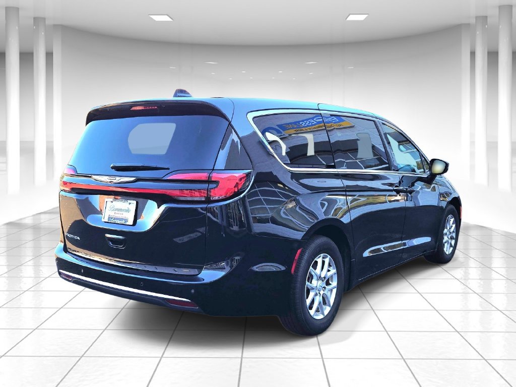 Certified 2025 Chrysler Pacifica Select FWD image 3