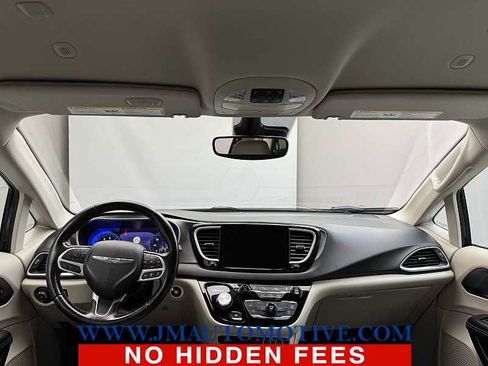 Used 2021 Chrysler Pacifica Touring-L image 11