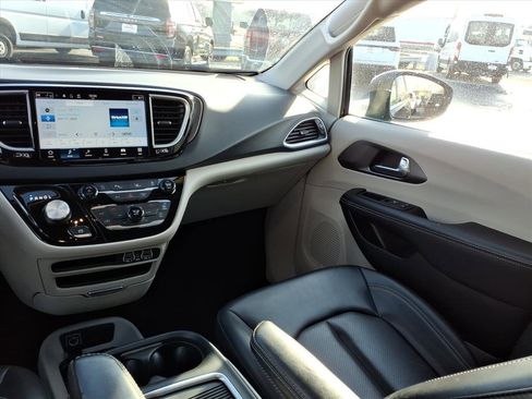 Certified 2023 Chrysler Pacifica Touring-L image 17
