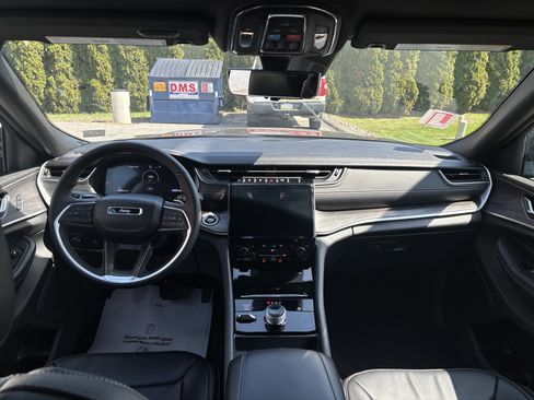 Used 2025 Jeep Grand Cherokee L Limited w/ Luxury Tech Group II image 16