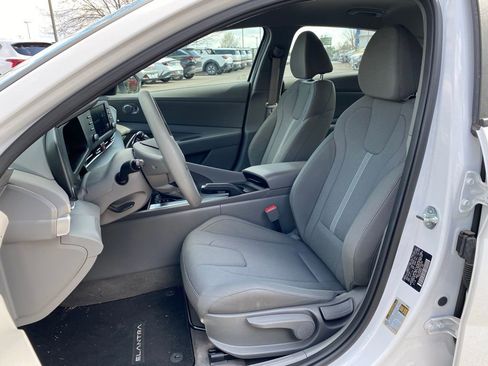 Used 2024 Hyundai Elantra SE image 18