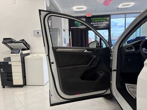 Used 2024 Volkswagen Tiguan SE image 37