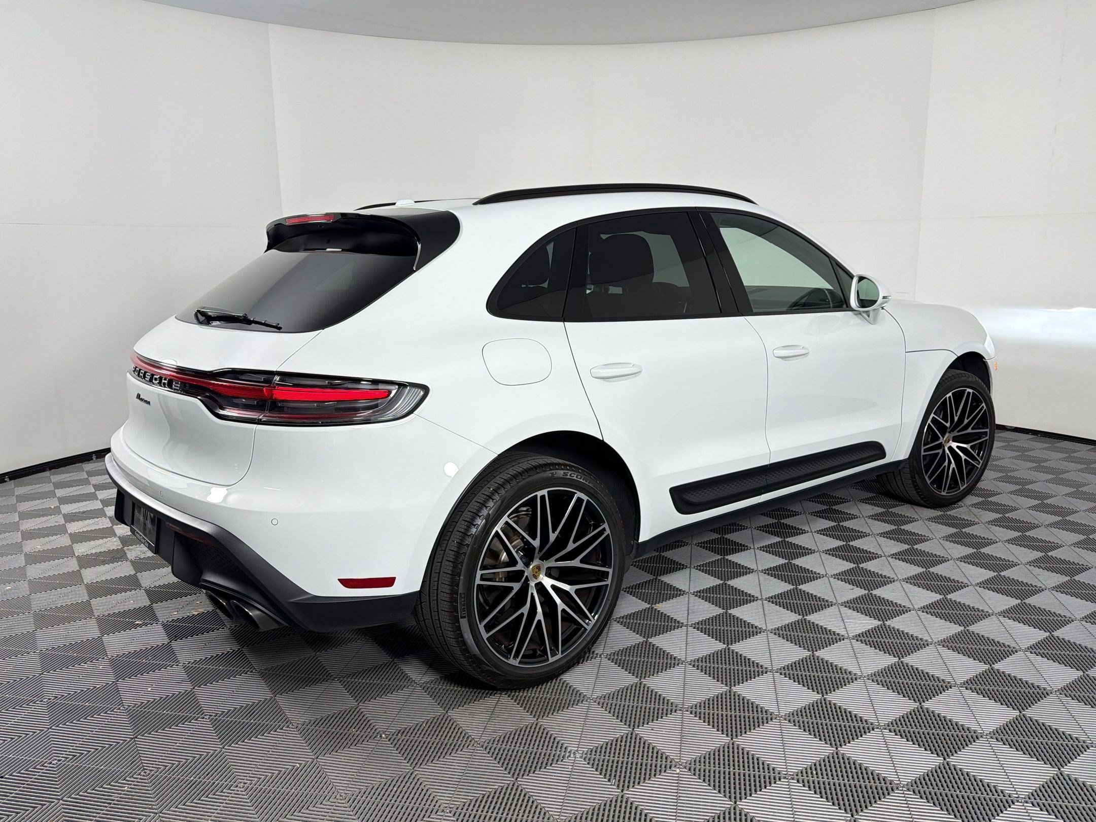 Certified 2026 Porsche Macan AWD/4WD image 9