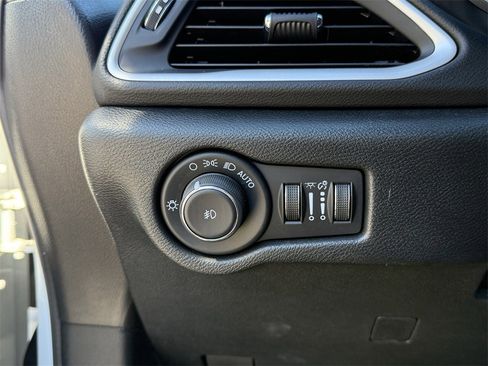 Used 2025 Chrysler Pacifica Select image 20