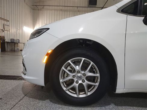 Used 2024 Chrysler Pacifica Touring-L image 16