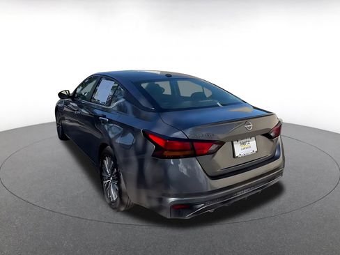 Used 2025 Nissan Altima 2.5 SV FWD image 11