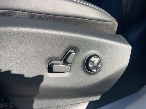 Used 2023 Chrysler Pacifica Touring-L image 12