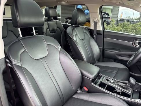 Used 2025 Kia Sorento EX w/ Panoramic Sunroof Package FWD image 11