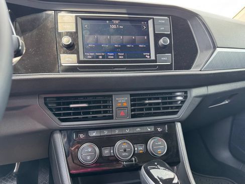 Used 2022 Volkswagen Jetta SE FWD image 18