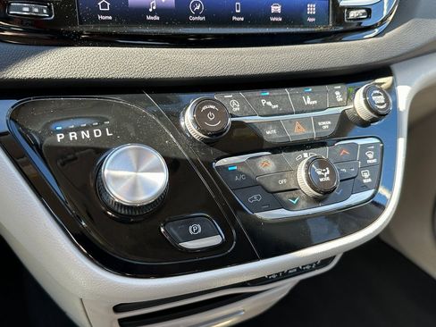 Certified 2024 Chrysler Pacifica Touring-L image 29