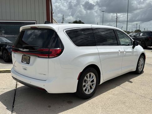Used 2026 Chrysler Pacifica Limited FWD image 7