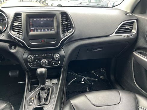 Used 2019 Jeep Cherokee Latitude Plus FWD image 11