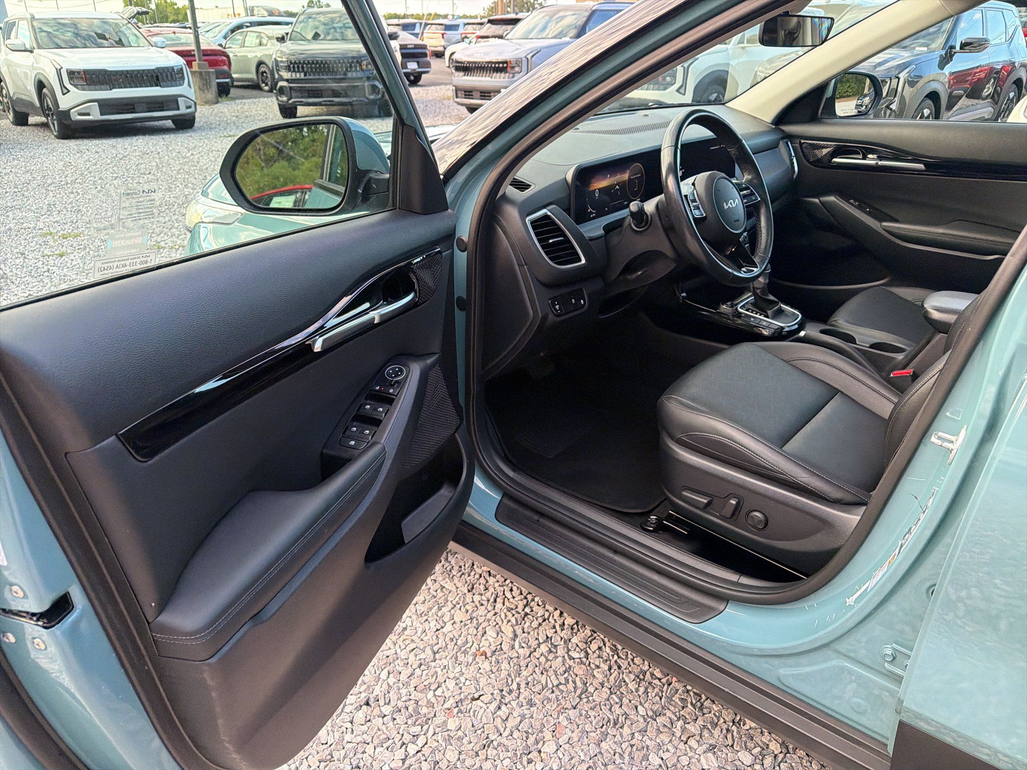Used 2025 Kia Seltos EX w/ EX Sunroof Package FWD image 10