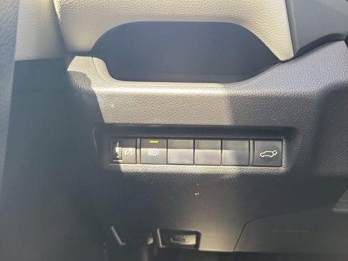 Used 2019 Toyota RAV4 XLE Premium FWD image 31